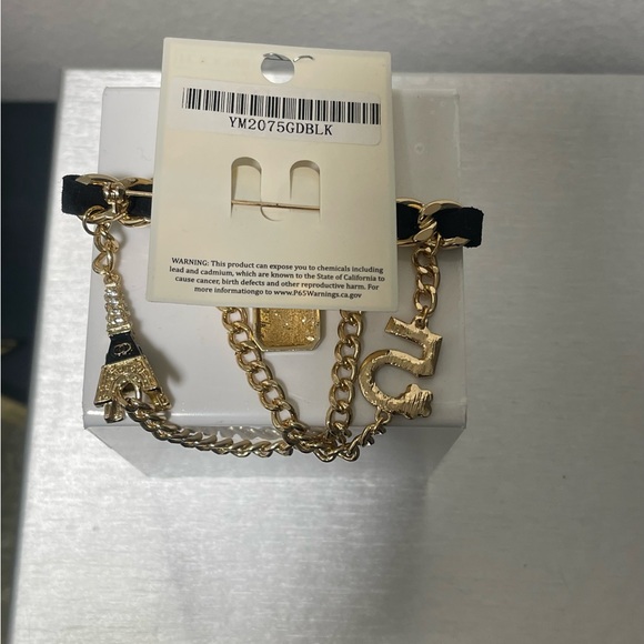 Stunning Black and Gold Charm Brooch. - Picture 3 of 8